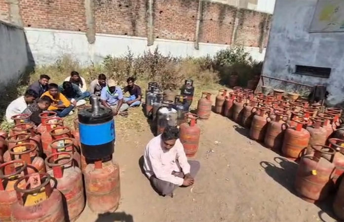 વડોદરા પાસેથી ગેસ રિફિલિંગ કૌભાંડ ઝડપાયું, સુપરવાઇઝર અને માલિક સહિત 10ની ધરપકડ 1 - image