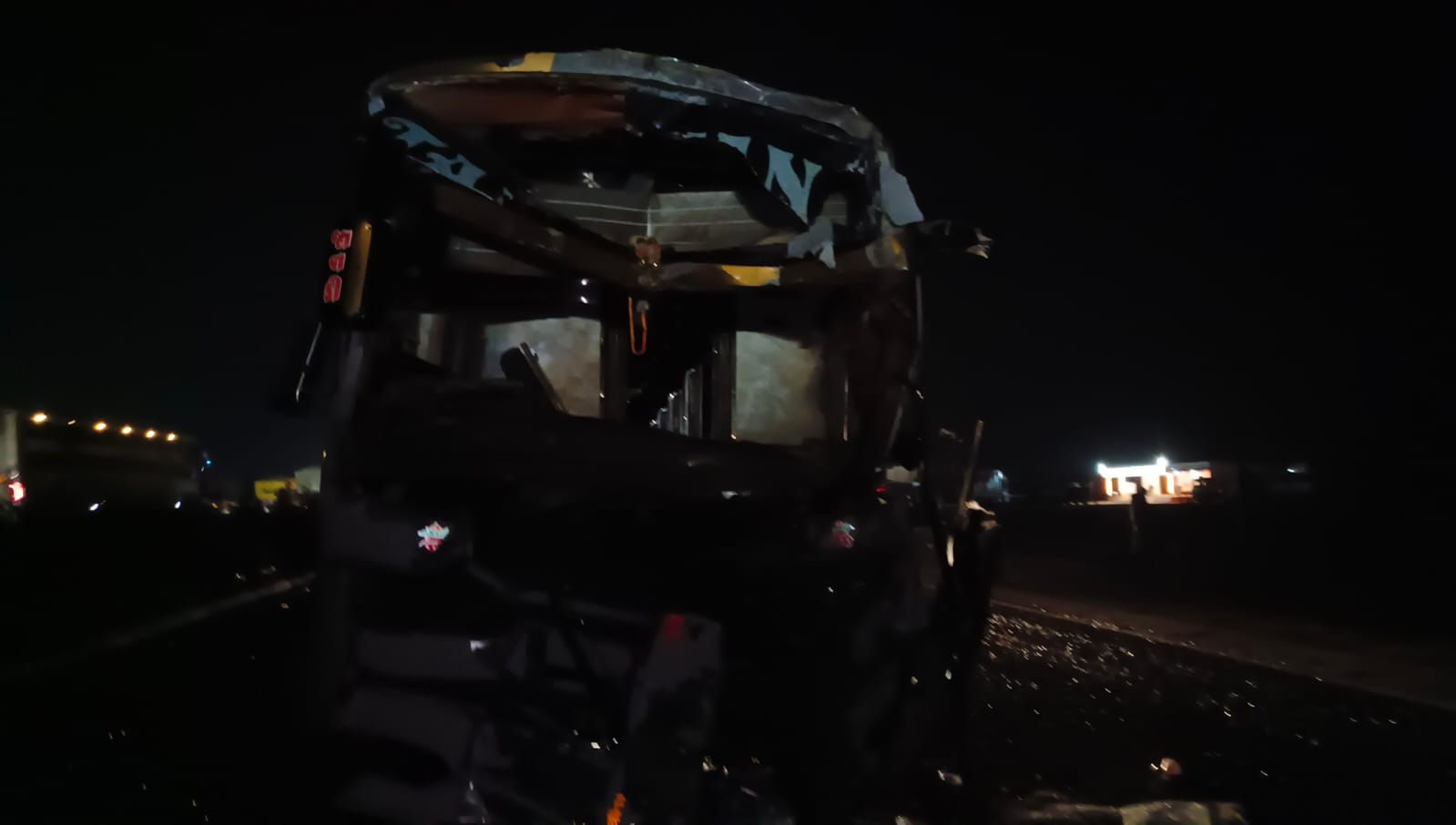 સાયલા-ચોટીલા હાઈવે પર જાનૈયાઓની બસ ટ્રકની પાછળ ઘૂસી, 24 લોકો ઈજાગ્રસ્ત 2 - image