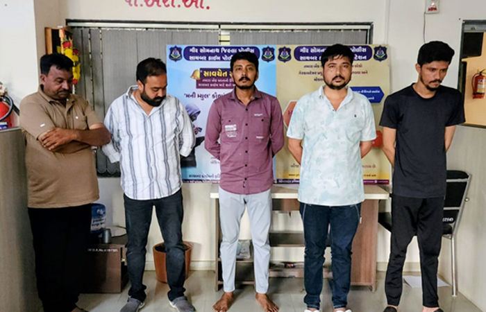ગીર સોમનાથમાં 310 કરોડનાં સાયબર ફ્રોડ રેકેટનો પર્દાફાશ, પાંચ શખ્સો ઝડપાયા 1 - image