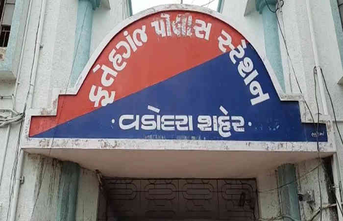 પેસેન્જર તરીકે બેઠેલો ગઠિયો ડ્રાઇવરને પડીકી લેવા મોકલી કાર લઇ રફુચક્કર 1 - image