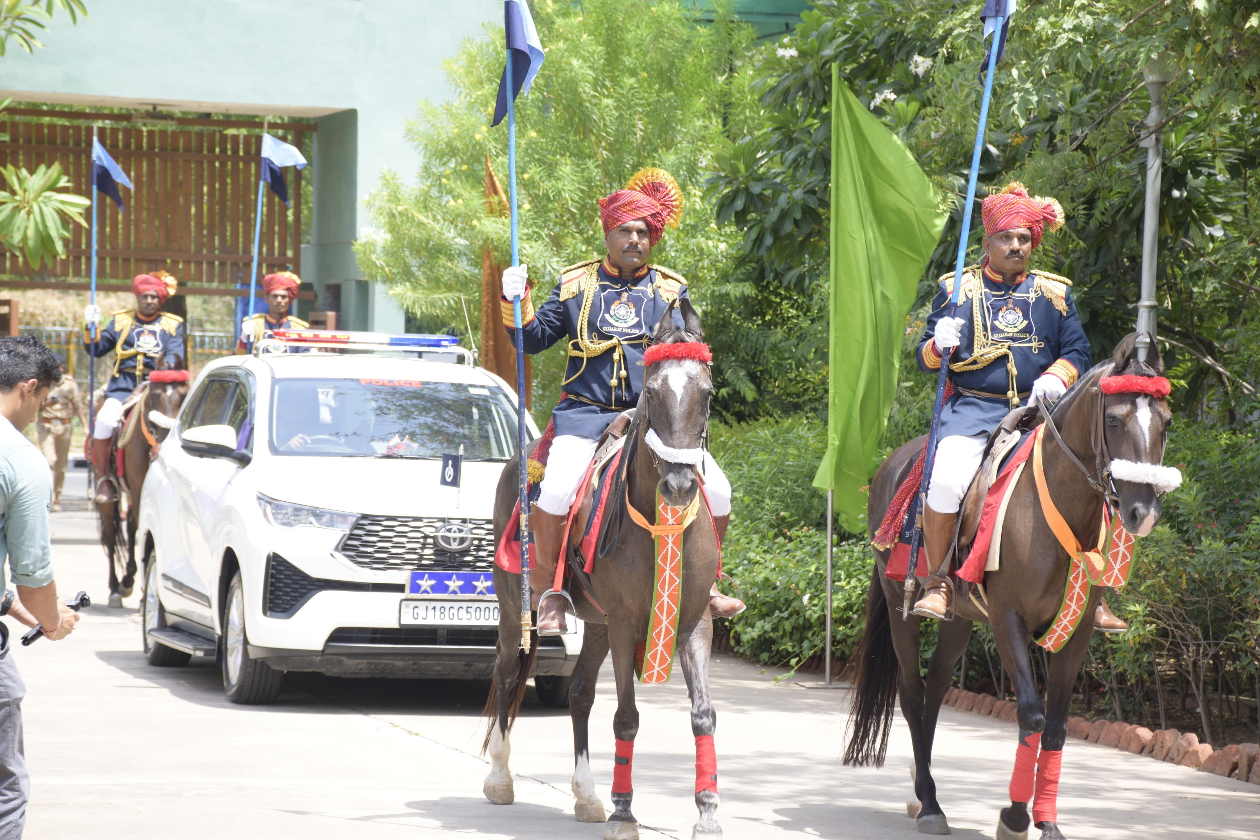 ગુજરાતના નવા DGP જી.એસ. મલિકે આજે ચાર્જ સંભાળ્યો, પોલીસ ભવનમાં અપાયું 'ગાર્ડ ઓફ ઓનર' 2 - image