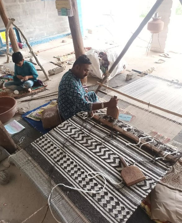 આજે વિશ્વ હાથશાળ દિવસ : લુપ્ત થતી ખરડના વણાટકલાના ધરોહર પિતા-પુત્ર તેજસી-સામતને રાષ્ટ્રીય સન્માન 3 - image