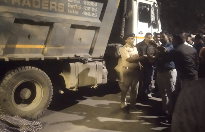 અમદાવાદમાં ડમ્પરનો કહેર, ખોખરામાં 22 વર્ષની યુવતીને કચડી નાખતા ઘટનાસ્થળે જ મોત 1 - image