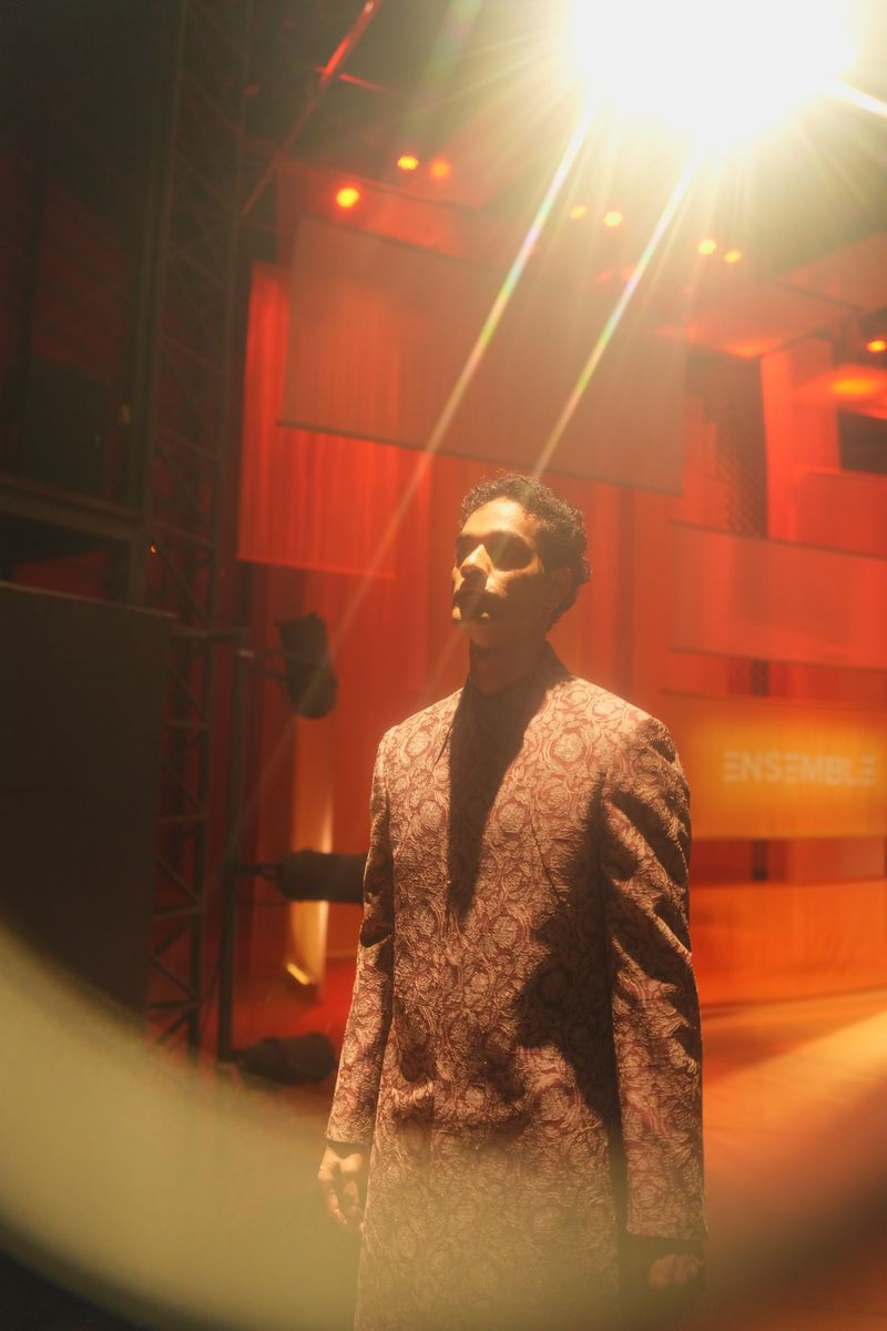 અમદાવાદમાં ફેશન ફીવર! એન્સેમ્બલના ખાસ શોમાં જોવા મળ્યું દેશના દિગ્ગજ ડિઝાઇનર્સનું કલેક્શન 4 - image