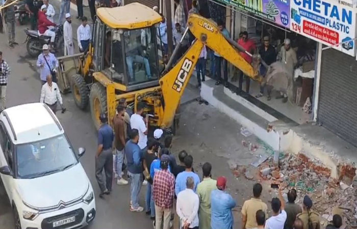 વડોદરાની મંગળ બજાર, લહેરીપુરા, કડક બજારમાં દબાણ હટાવ ઝુંબેશ : આડેધડ પાર્કિંગ સામે કાર્યવાહી 1 - image