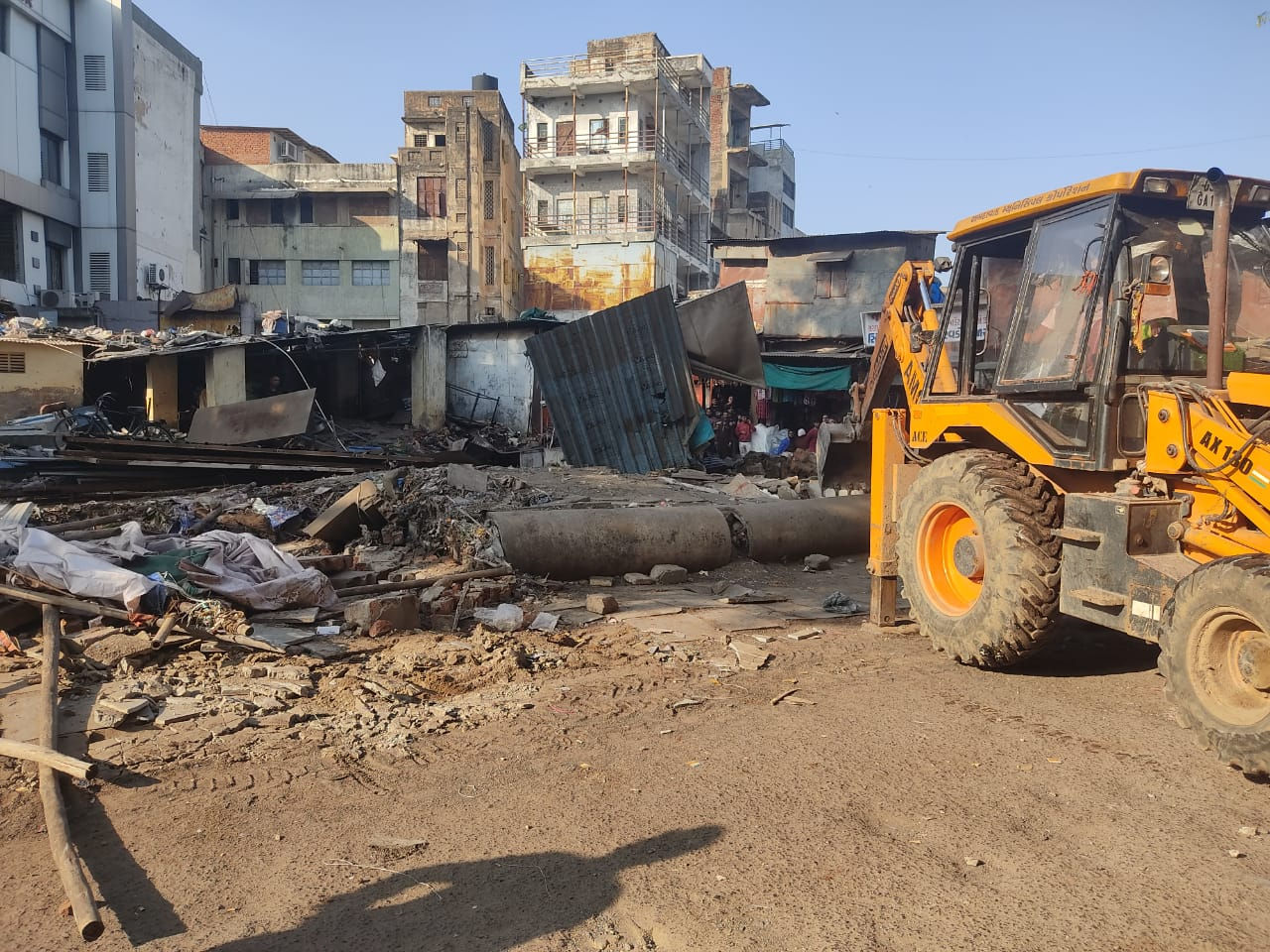 અમદાવાદમાં બુલડોઝર એક્શન: કાલુપુર અને અસારવામાં ગેરકાયદે બાંધકામો જમીનદોસ્ત કરાયા, જાહેર માર્ગો ખુલ્લા થયા 4 - image
