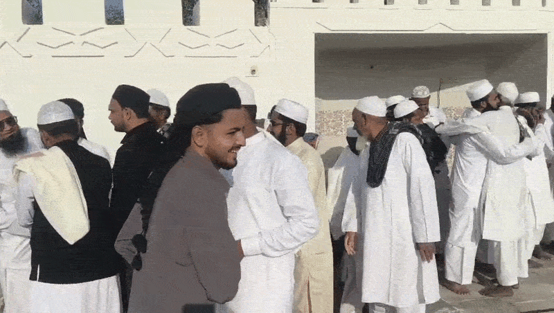 ગુજરાતમાં ઈદની રોનક: સાણંદથી શહેરા સુધી ઈદગાહમાં ઉમટી ભીડ, ધોળકા અને નસવાડીમાં કોમી એકતાના દર્શન 2 - image