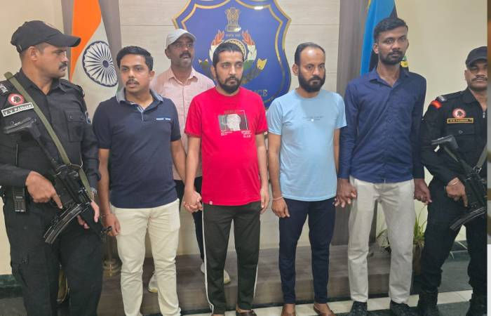 અમદાવાદમાં ગેરકાયદે રહેતા બાંગ્લાદેશી અને બોગસ ડોક્યુમેન્ટ બનાવતા એજન્ટની ધરપકડ, તપાસમાં મોટા ખુલાસા થયા 1 - image