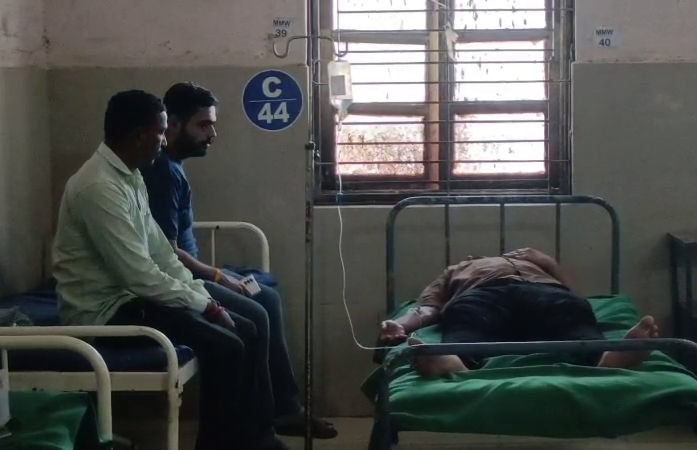 ગોધરામાં વ્યાજખોરોના ત્રાસથી કંટાળી યુવકે કેમેરા સામે ફિનાઈલ ગટગટાવ્યું, વીડિયો વાઈરલ 1 - image