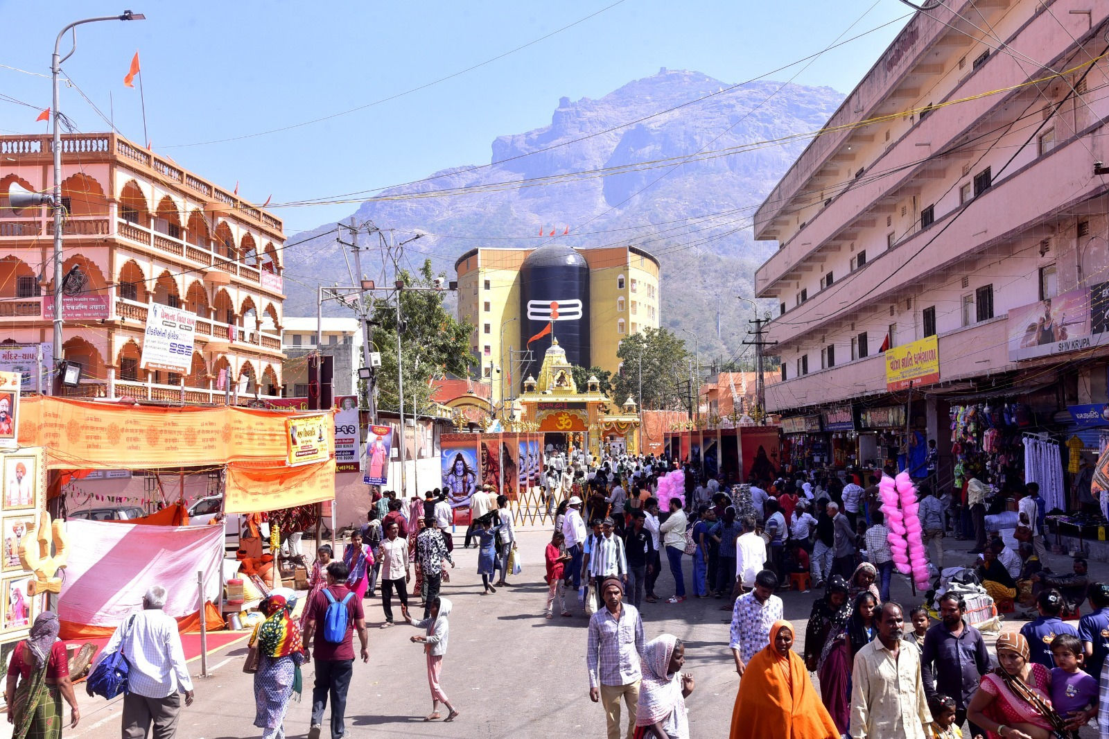 ભવનાથની તળેટીમાં શિવભક્તિનો સાગરઃ હઠ યોગીઓ અને ભભૂતધારી સંતોના દર્શન માટે ઉમટ્યા શ્રદ્ધાળુઓ 3 - image