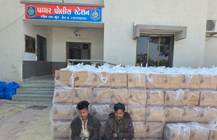 કચ્છમાં SMCના સૌથી મોટા દરોડા, 6 ગાડીઓ ભરીને દારૂ પકડાયો, 5 કરોડનો મુદ્દામાલ જપ્ત 1 - image