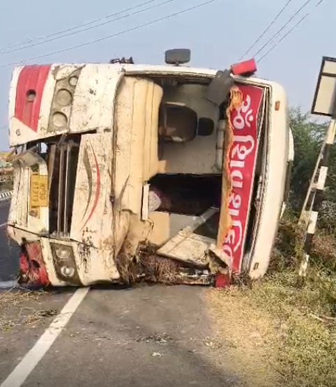 ધોળકા-બગોદરા હાઈવેની ચોંકાવનારી ઘટના: અકસ્માત બાદ જે બસ ચાલક 'ફરાર' મનાતો હતો તેનો 6 દિવસ બાદ ખેતરમાંથી મૃતદેહ મળ્યો 2 - image