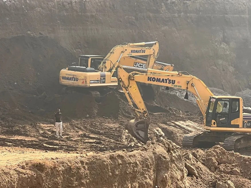 સુરતમાં બાંધકામ સ્થળે માટી ધસી, આજુબાજુની ઈમારતો ખાલી કરાવાઈ, તંત્રએ કરી મોટી કાર્યવાહી 2 - image