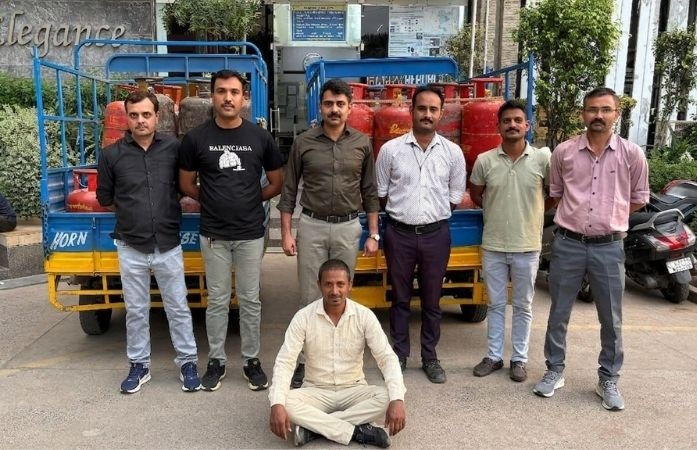 અમદાવાદ: આનંદનગરમાં ગેસ રિફિલિંગનું કૌભાંડ ઝડપાયું, 65 સિલિન્ડર અને 2 રિક્ષા સાથે એકની ધરપકડ 1 - image