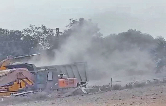 રેલવે દ્વારા સિમેન્ટરનો કાચો માલ ઉતારાતા સ્થાનિકોને હાલાકી 1 - image