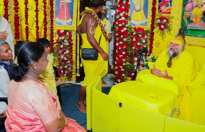 VIDEO: રાષ્ટ્રપતિ દ્રોપદી મુર્મૂ પહોંચ્યા મથુરા-વૃંદાવન, પ્રેમાનંદ મહારાજના આશીર્વાદ મેળવ્યા, રાધે-રાધે કહીને થયું સ્વાગત 1 - image