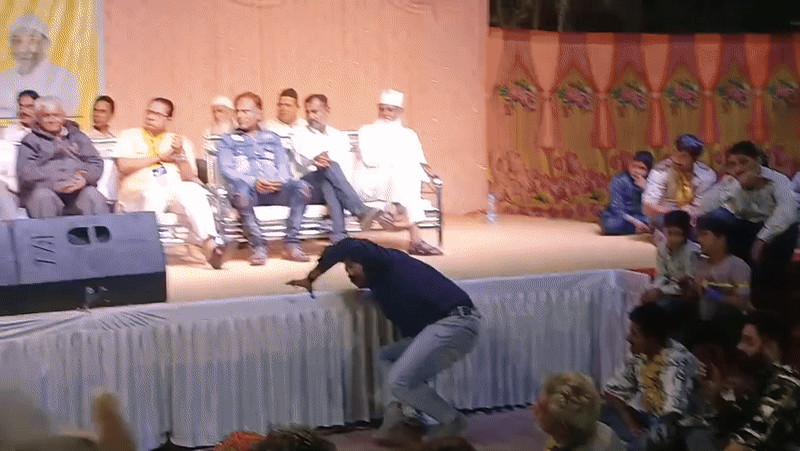 VIDEO: માંડ માંડ બચ્યા ગોપાલ ઈટાલિયા, જામનગરમાં યુવકે વિસાવદરના ધારાસભ્ય પર ફેંક્યું જૂતું 2 - image