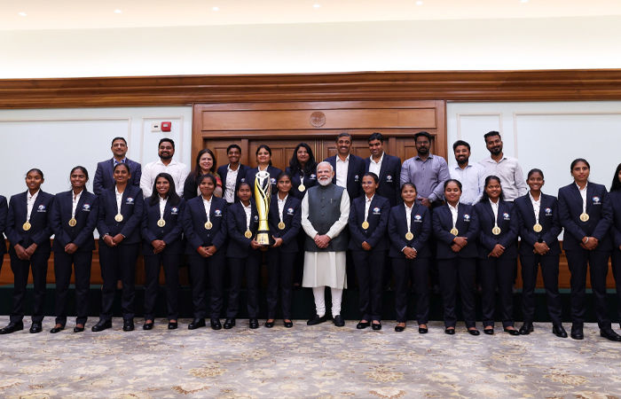 Photos: બ્લાઇન્ડ T20 વર્લ્ડ કપ ચેમ્પિયન ભારતીય મહિલા ટીમને મળ્યા PM મોદી, ખેલાડીઓને ખવડાવી મિઠાઈ 2 - image