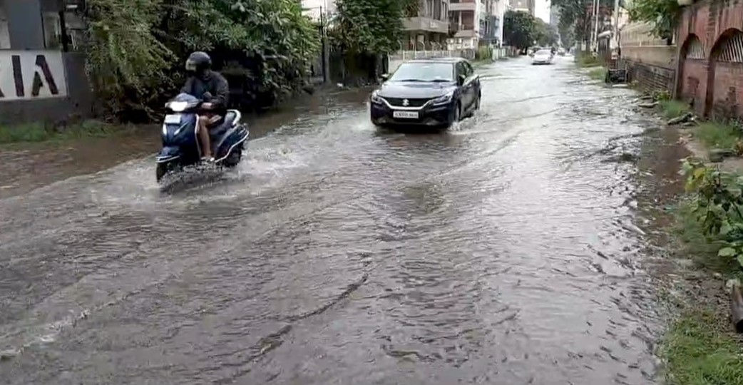 PHOTOS: વરસાદ નહીં, તંત્રની ઘોર બેદરકારીનો માર, ગુજરાતમાં જનજીવન ખોરવાયું! 9 - image