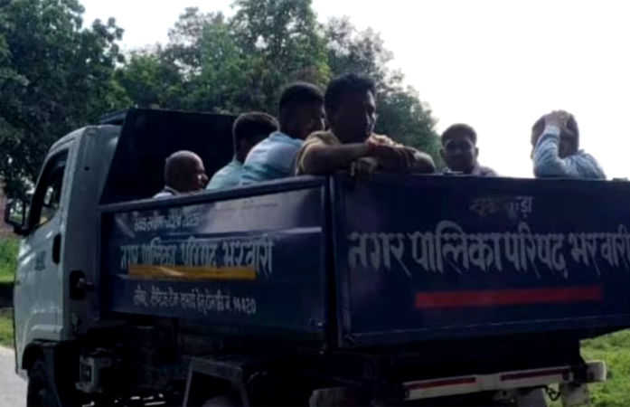 નગર પાલિકાએ શબવાહિની ન આપતા કચરાની ગાડીમાં મૃતદેહ લઈ ગયા પરિજનો, યુપીમાં માનવતા શર્મસાર! 1 - image