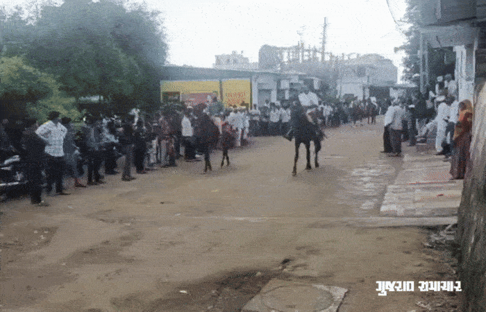 VIDEO: વિરોચનનગરની અનોખી દશેરા: 100 વર્ષથી અશ્વ રેસની પરંપરા અકબંધ, હિન્દુ-મુસ્લિમ એકતાનું ઉત્તમ ઉદાહરણ 1 - image