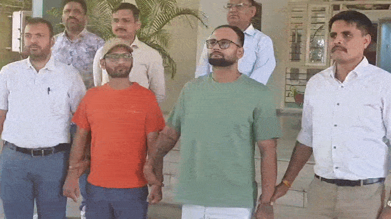 અમદાવાદના શીલજમાંથી લાખોના હાઈબ્રીડ ગાંજા સાથે બે આરોપીઓ ઝડપાયા, ટુ વ્હીલર પર છૂટક વેચાણ કરવા નીકળ્યા હતા 1 - image