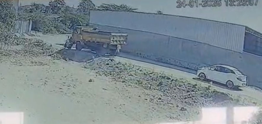 અમરેલી: સાવરકુંડલામાં કાળમુખા ડમ્પરે મહિલાને ચગદી, પતિની નજર સામે પત્નીનું કમકમાટીભર્યું મોત 2 - image