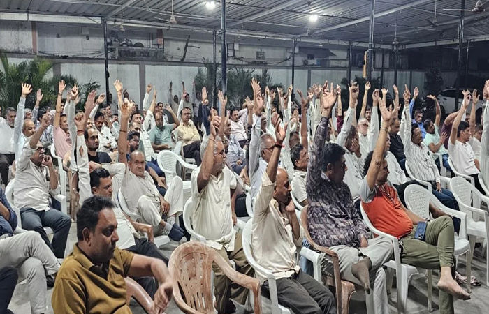 સુરત: રિઝર્વેશન હટાવવાની ખાતરીનો અમલ ન થતા કતારગામના અસરગ્રસ્તોની લડત ફરી શરુ 2 - image