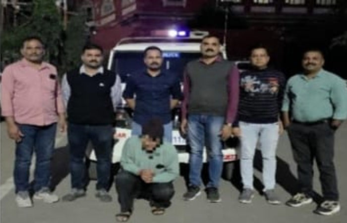 જામનગરના છેતરપીંડીના ગુનામાં છેલ્લા 32 વર્ષથી નાસતા ફરતા રહેલા આરોપીને વડોદરામાંથી ઝડપી લેવાયો 2 - image