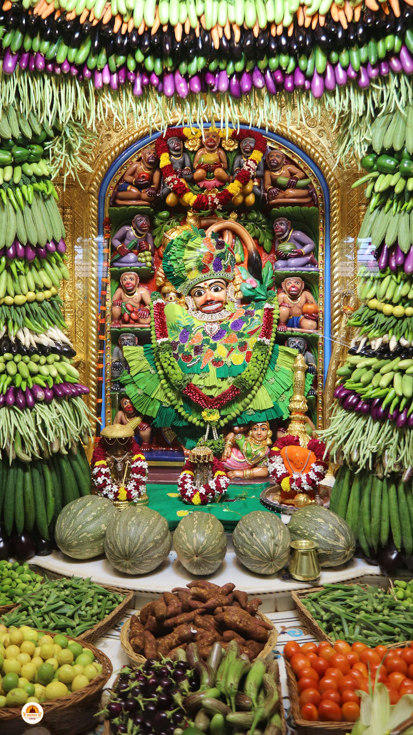 કષ્ટભંજન દેવને 1 હજાર કિલોથી વધુ શાકભાજીનો શણગાર, અઠવાડિયાની મહેનતે તૈયાર થયા ખાસ વાઘા 3 - image