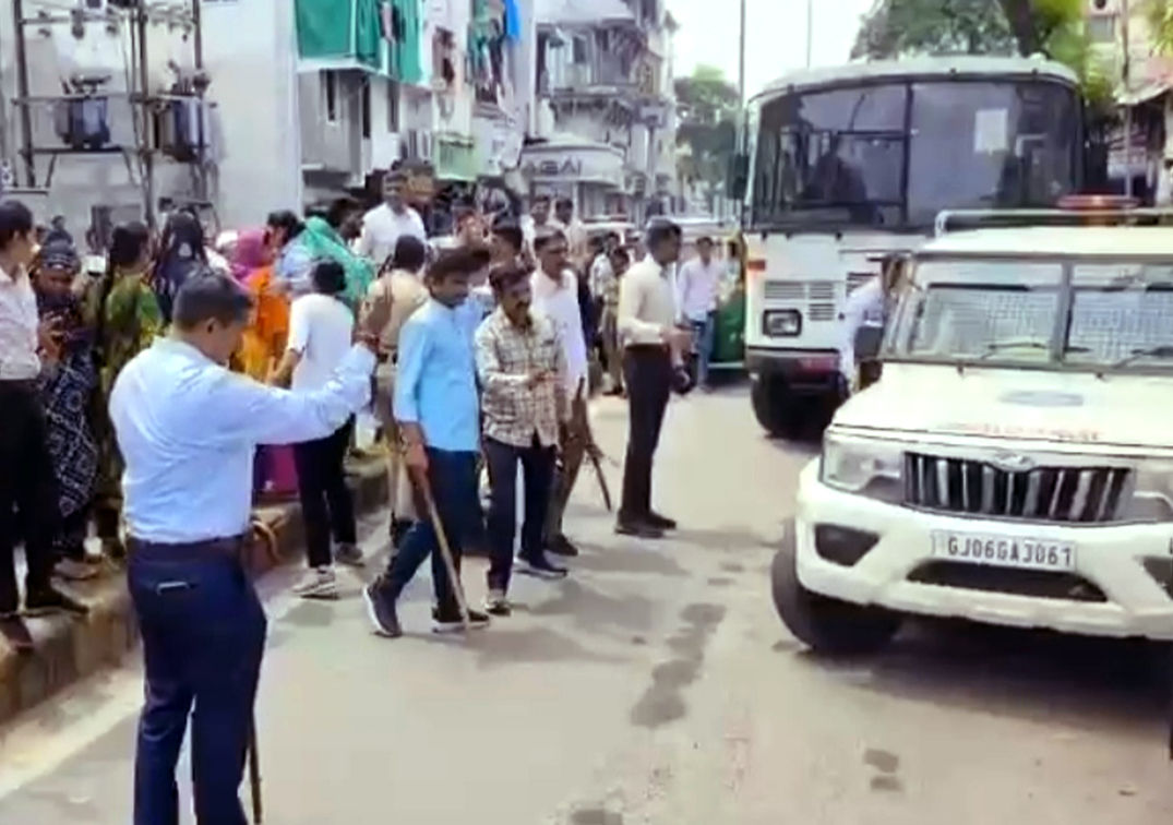 ટોળાએ જૂનીગઢી વિસ્તાર તરફ ધસી જઇ  ભારે પથ્થરમારા સાથે તોડફોડ કરી 1 - image