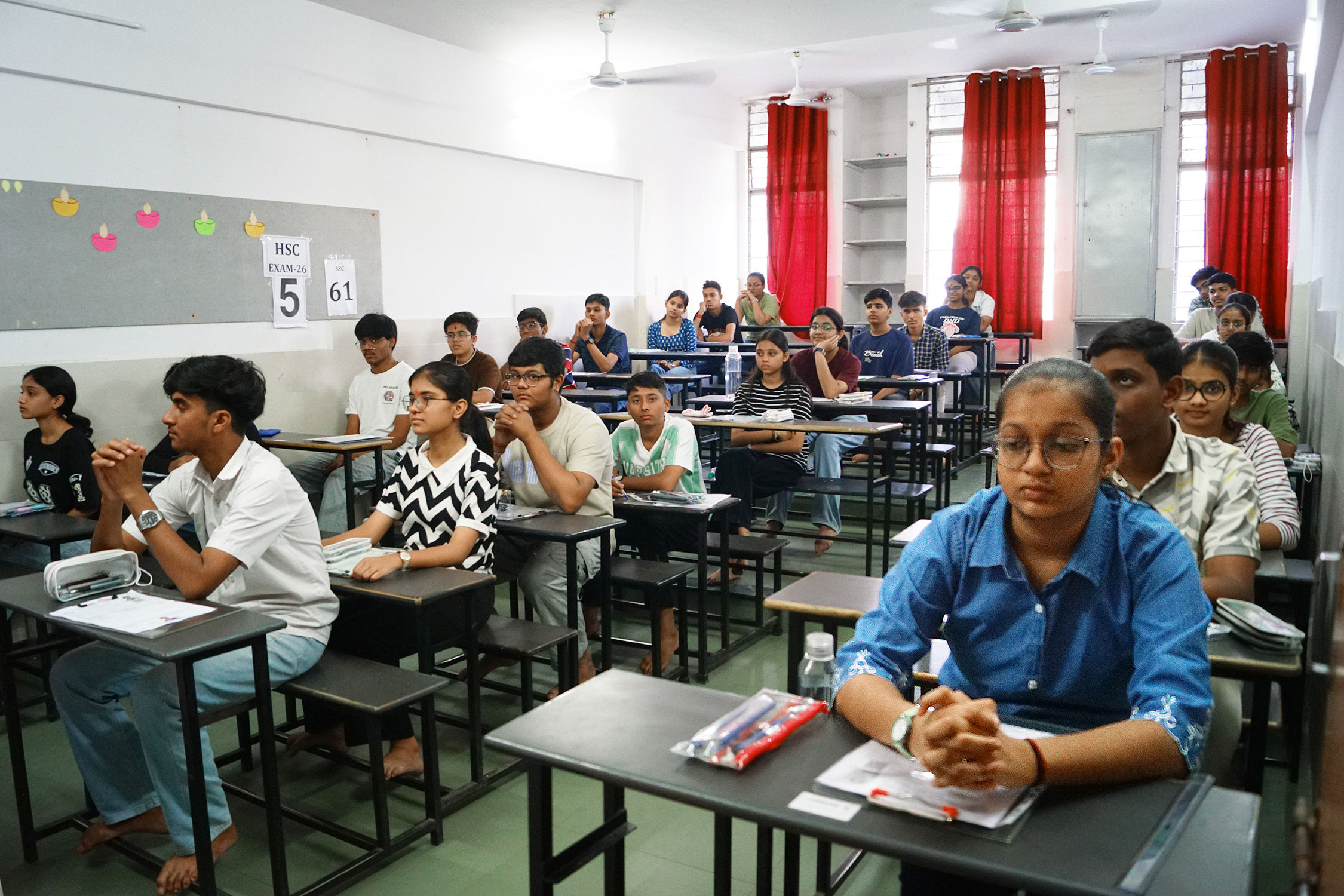 ધોરણ-૧૦નો પરીક્ષાર્થી બીજા કેન્દ્ર પર પહોંચી જતાં પોલીસે મૂળ કેન્દ્ર પર પહોંચાડયો 1 - image