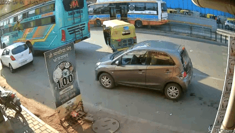 અમદાવાદમાં જમાઈની ખબર કાઢવા જતા દંપતીને ડમ્પરે કચડ્યું, કંપારી છૂટી જાય તેવા CCTV ફૂટેજ સામે આવ્યા 2 - image