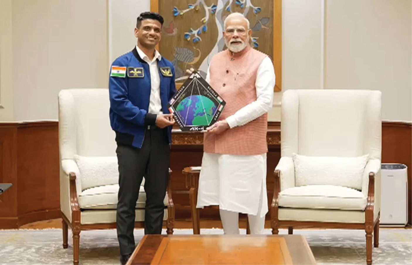 VIDEO : શુભાંશુ શુક્લાએ PM મોદી સાથે કરી મુલાકાત, અંતરિક્ષથી ખેંચેલી ધરતીની તસવીર આપી ભેટ 5 - image