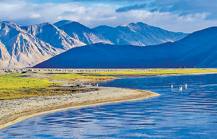 લદ્દાખનું ખૂબસૂરત પાનગોંગત્સો લેક . 1 - image