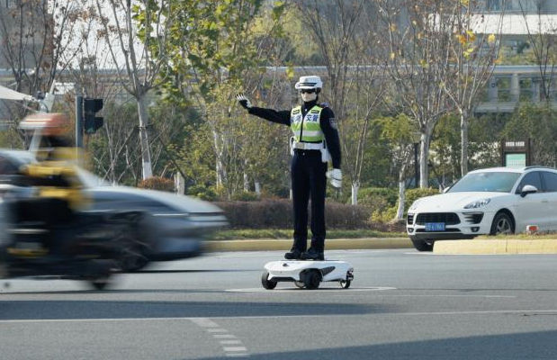 ચીનમાં ટ્રાફિક પોલીસના સ્થાને એઆઇ રોબોટે પહેરી લીધી વર્દી 4 - image