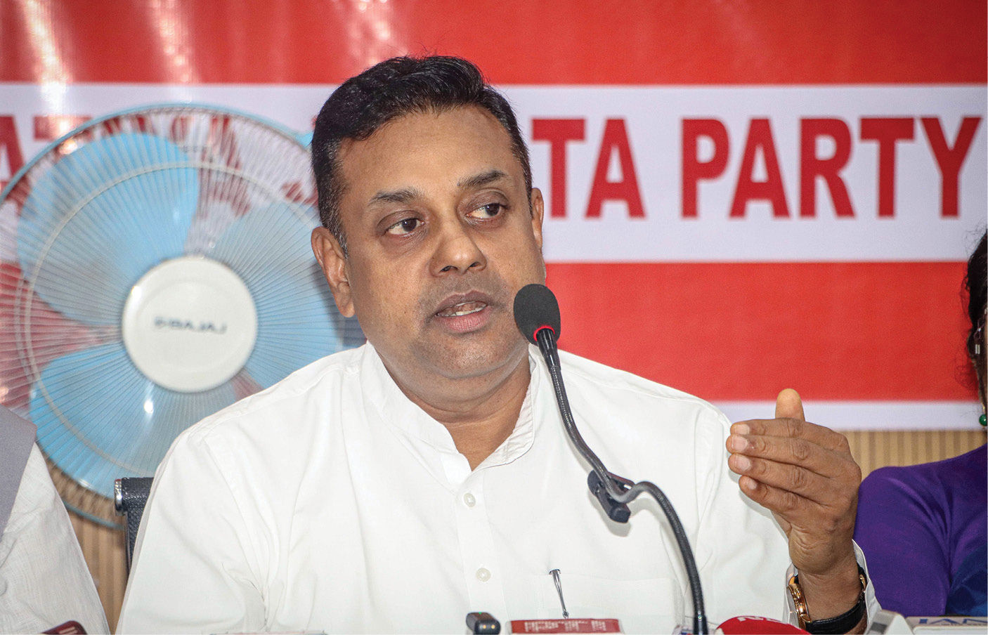 AI સમિટમાં કોંગ્રેસ કાર્યકર્તાઓએ દેખાવો કરતા ભાજપ ભડક્યું, રાહુલ-સોનિયા-પ્રિયંકા પર કર્યા આકરા પ્રહાર 2 - image