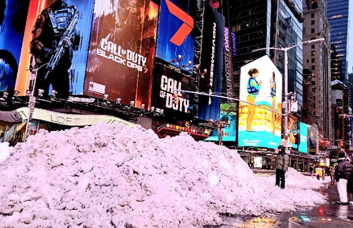 10,000 ફ્લાઇટ્સ રદ, 5 લાખ ઘરોમાં બત્તી ગુલ, 3 ફૂટ સુધી બરફ: અમેરિકામાં 'બોમ્બ સાયક્લોન'નો કહેર 1 - image