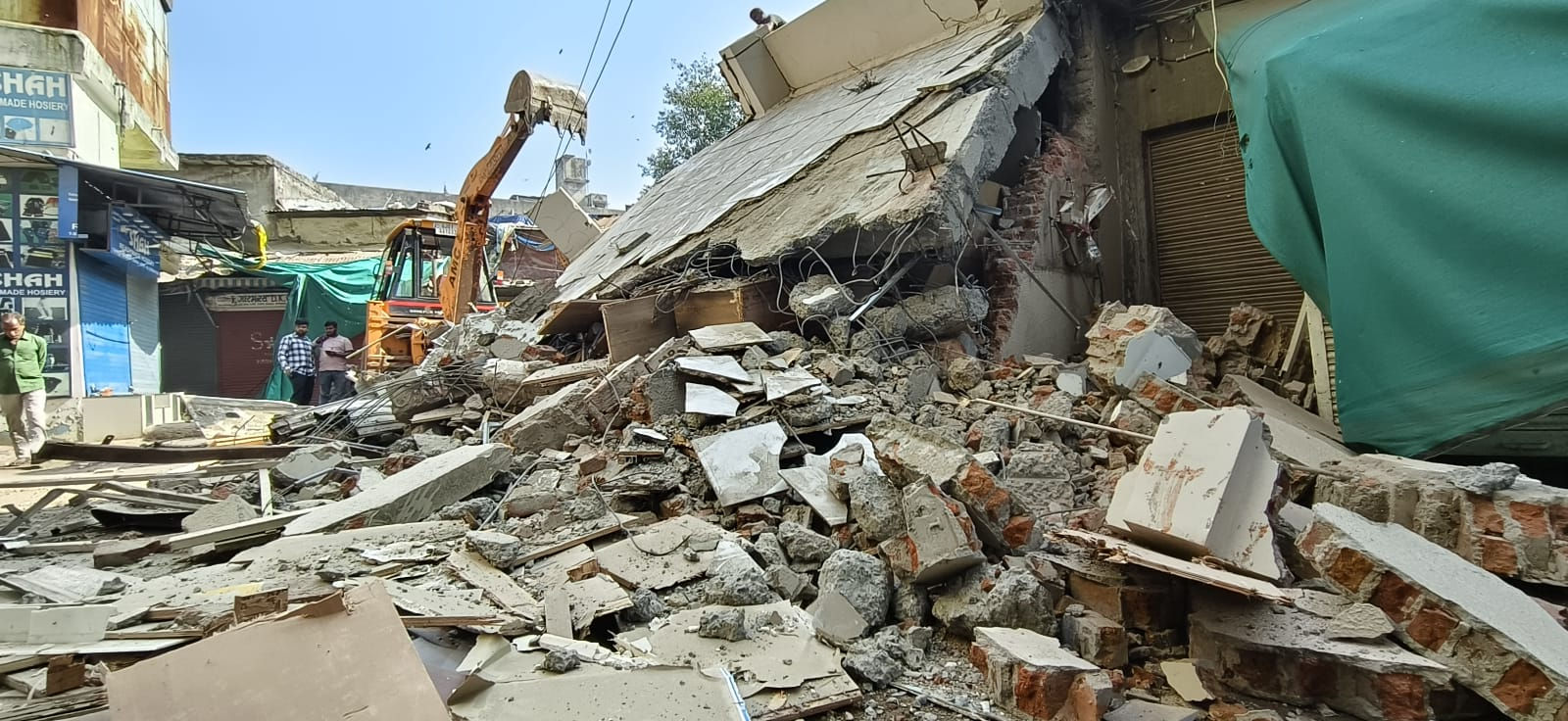 અમદાવાદમાં બુલડોઝર એક્શન: કાલુપુર અને અસારવામાં ગેરકાયદે બાંધકામો જમીનદોસ્ત કરાયા, જાહેર માર્ગો ખુલ્લા થયા 5 - image