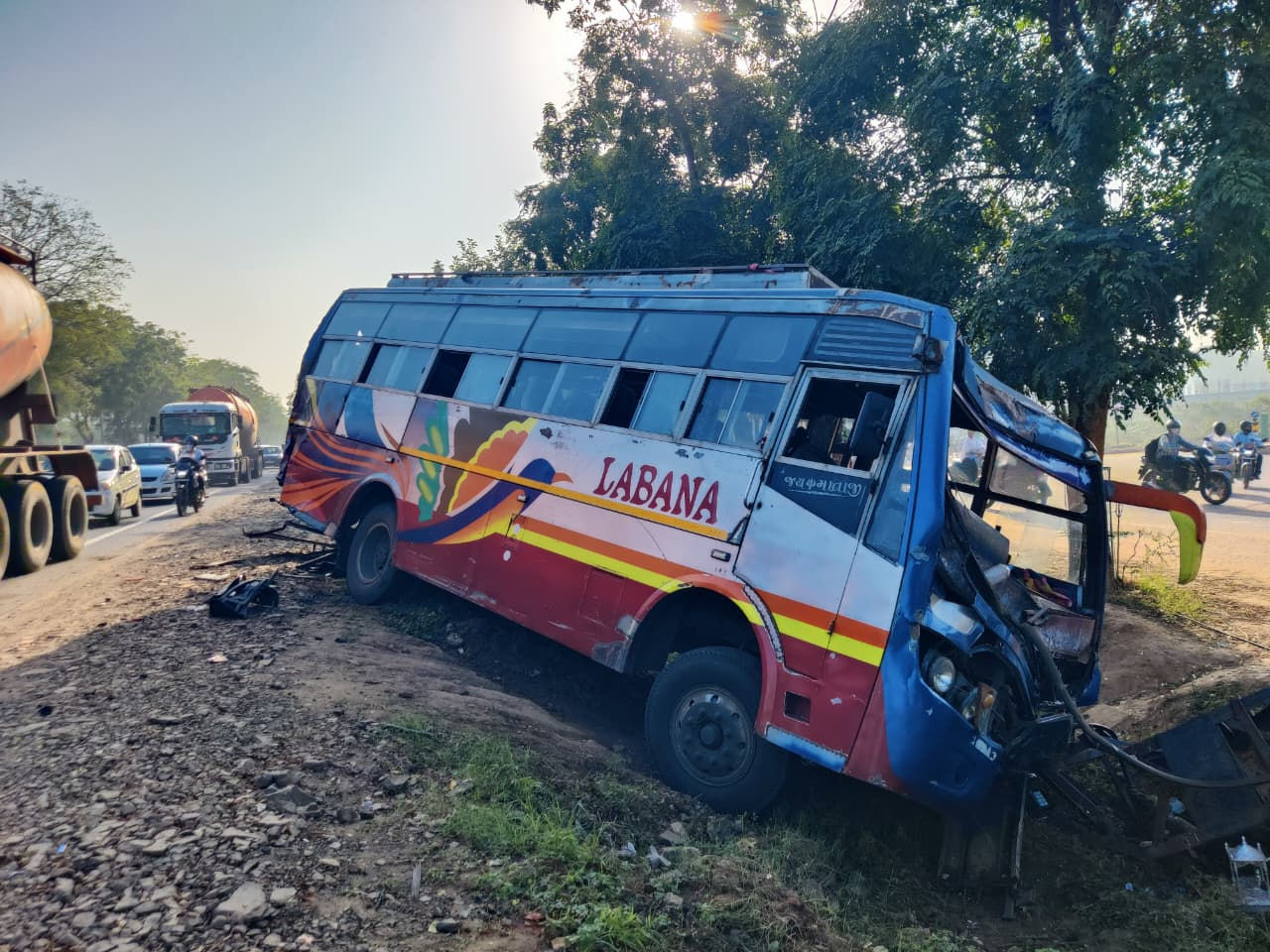 ઝુંડાલ સર્કલ પાસે ગમખ્વાર અકસ્માત: બસની પાછળ ટ્રેલર ઘૂસ્યું, ટ્રક ડ્રાઇવર ઇજાગ્રસ્ત 3 - image