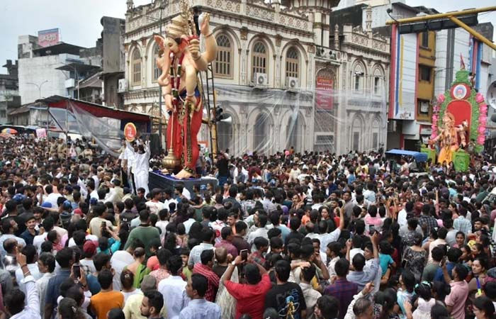 સુરત: ગણેશ વિસર્જન શનિવારે સવારે 10 વાગ્યે રવિવારે સવારે 3 વાગ્યે શરૂ થયું - છબી