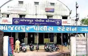 પોલીસ પર આક્ષેપ કરનાર યુવકે ફિનાઇલ પીધું જ નહતું 1 - image