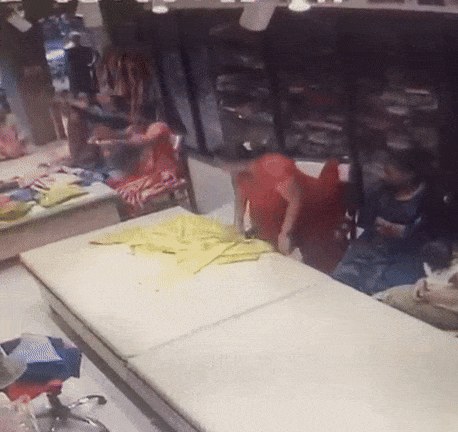 ચાંદલોડિયામાં શોરૂમમાં ખરીદીના બહાને ત્રણ મહિલાઓએ ચાલાકીથી કરી ચોરી, CCTV ફૂટેજથી થયો પર્દાફાશ 1 - image