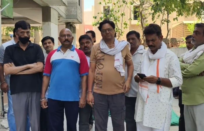 અમદાવાદ: તૈયાર ખીરુંના ઢોસા ખાધા બાદ બે બાળકીઓના મોત થયાનો દાવો, માતા-પિતાની હાલત ગંભીર 2 - image