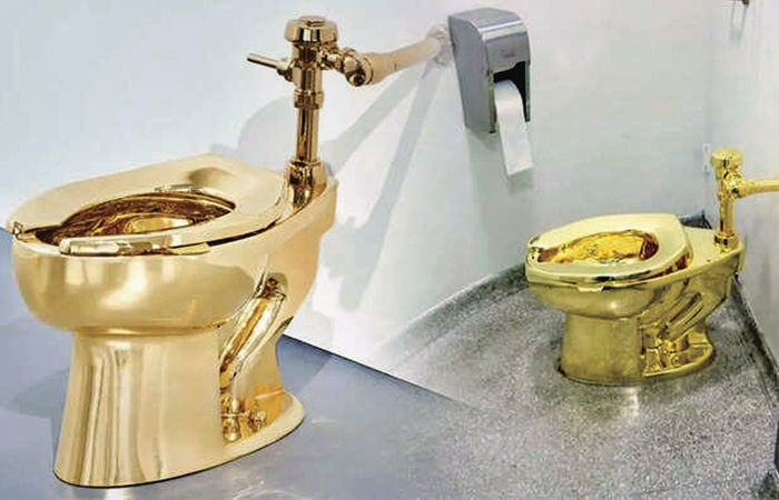 18 કેરેટના સોનાના ટોઇલેટ 'અમેરિકા'નું સોથબી 18 નવેમ્બરે લિલામ કરશે 1 - image