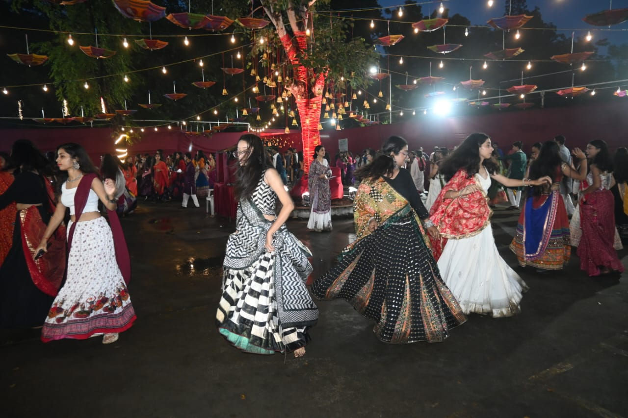 વડોદરામાં રોજ દસ લાખથી વધુ લોકો ગરબા રમવા અને જોવા ઉમટશે, પાસ પાછળ રૂ. 40 કરોડથી વધુનો ખર્ચ કરશે 4 - image