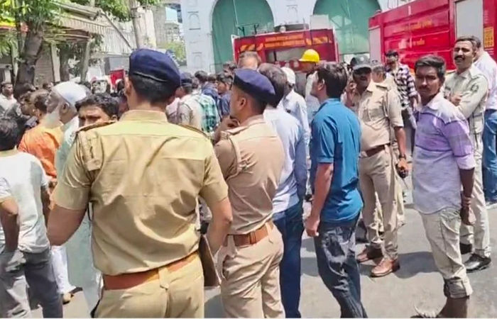 વડોદરાના અત્યંત ગીચ માંડવી દરવાજા પાસે ત્રીજા માળે આગ લાગતા ટ્રાફિક બંધ કરાયો 2 - image