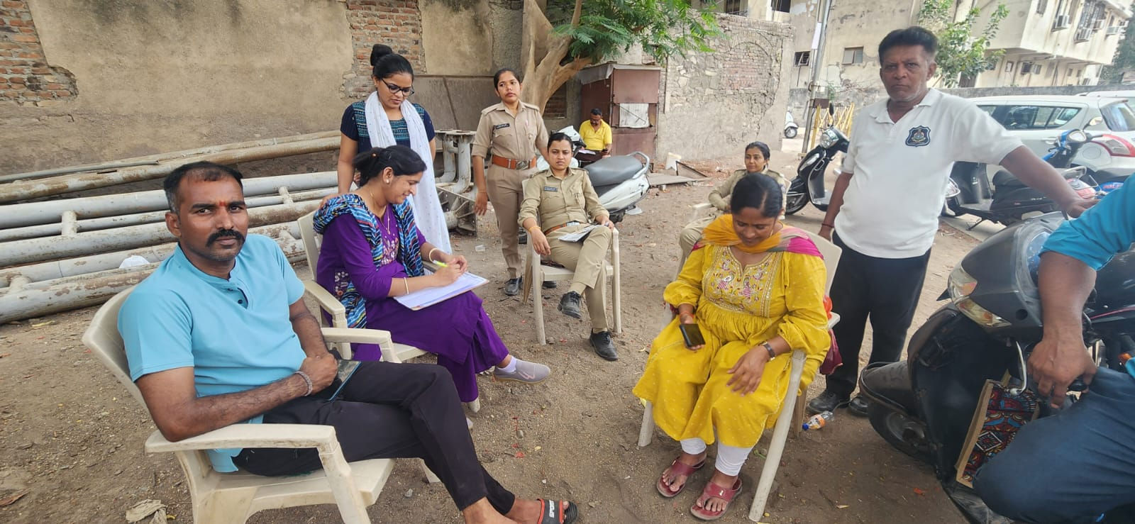 જામનગર: ભારે પવનના કારણે મહાકાય વૃક્ષ પડતા મહિલા પોલીસ મથક બન્યુ ખંડેર, સરકારી સામાનને મોટું નુકસાન | Jamnagar News Tree falls due to strong winds at Mahila Police Station 4 જામનગર: ભારે પવનના કારણે મહાકાય વૃક્ષ પડતા મહિલા પોલીસ મથક બન્યુ ખંડેર, સરકારી સામાનને મોટું નુકસાન 4 - image