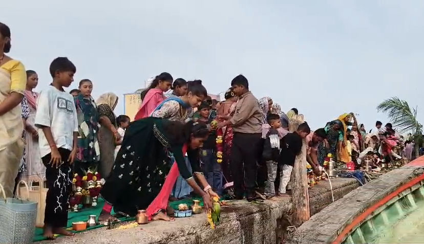 અમરેલી: નાળિયેરી પૂનમે ખારવા સમાજે દરિયાદેવનું પૂજન કર્યું, હવે માછીમારો નીકળશે સમુદ્ર ખૂંદવા 3 - image