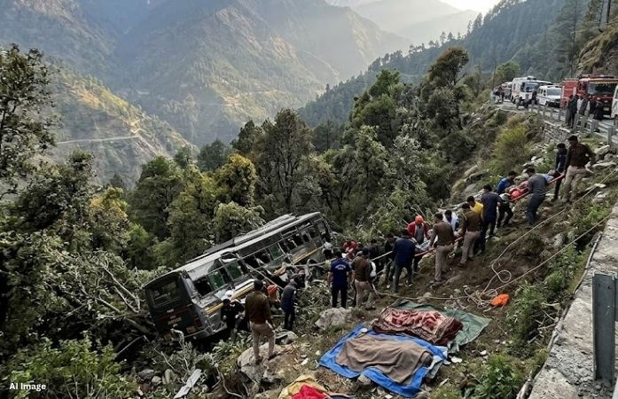 હિમાચલમાં 22 મુસાફરોને લઈ જતી બસ ખીણમાં ખાબકી, 4 લોકોના દર્દનાક મોત, 18ને બચાવાયા 1 - image